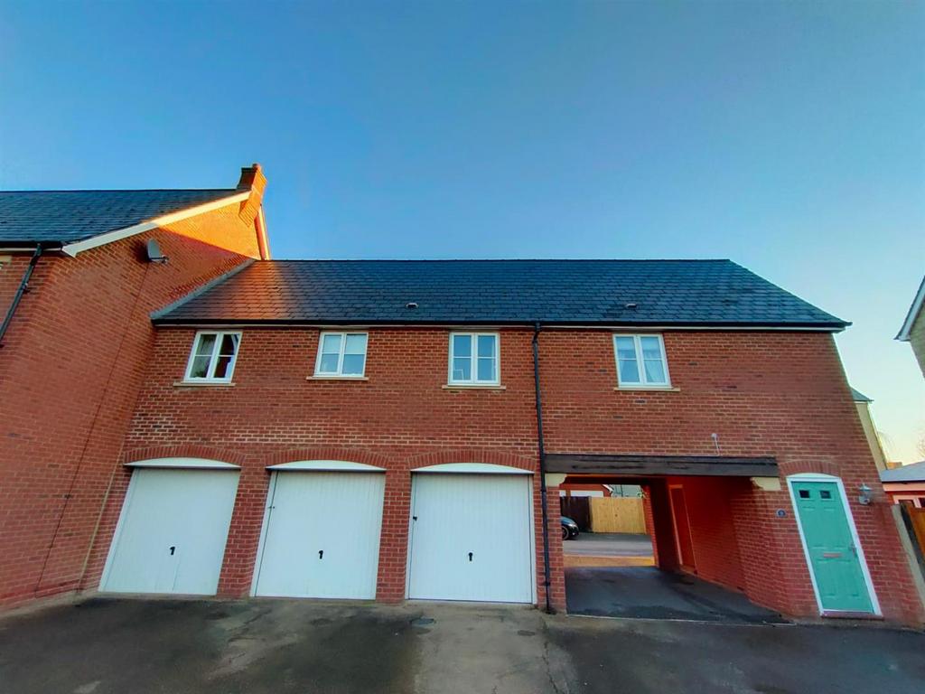 White Eagle Road, Swindon SN25 2 bed coach house £185,000