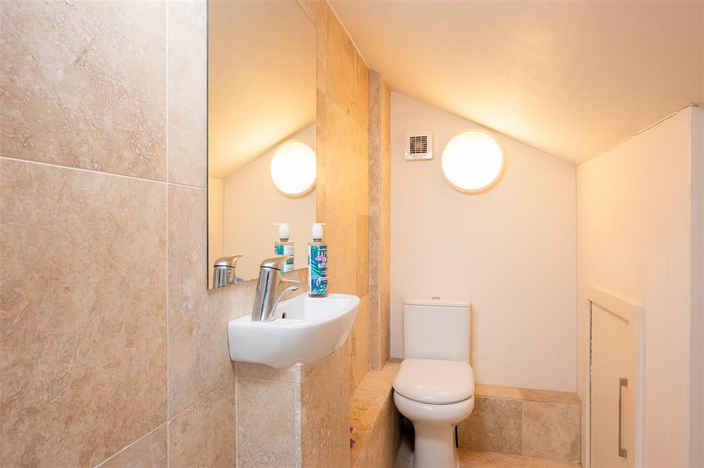 Bedroom with wc