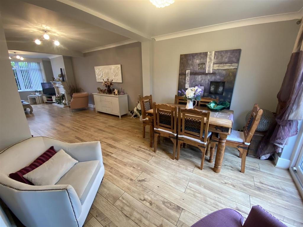 Northern Road, Swindon SN2 4 bed semidetached house £375,000