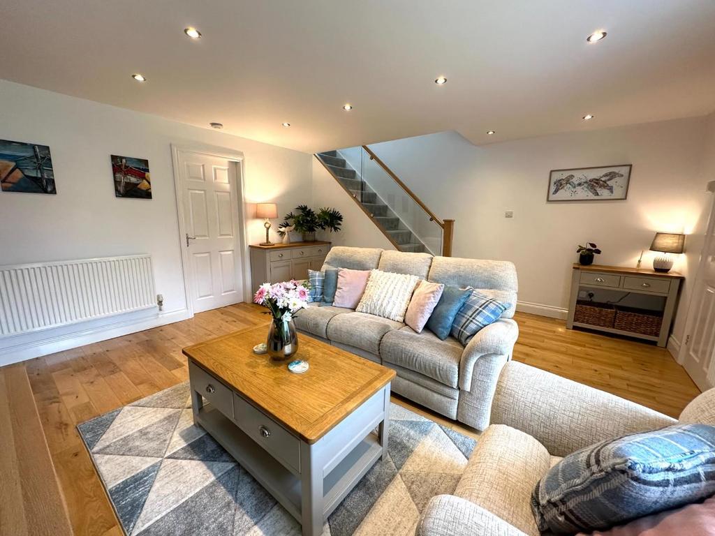 Lowlands Close, Rectory Farm, Northampton NN3 3 bed semidetached house