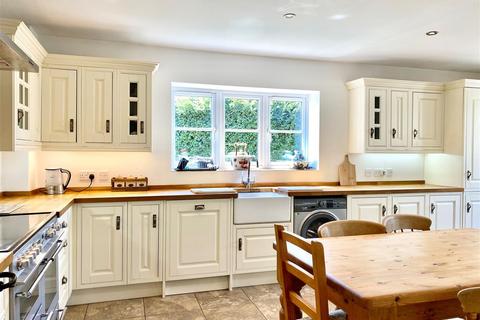 6 bedroom detached house to rent, Millbatch Close, Meare, Glastonbury