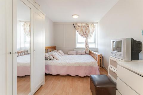 16 Knighthead Point, London, E14 8SR