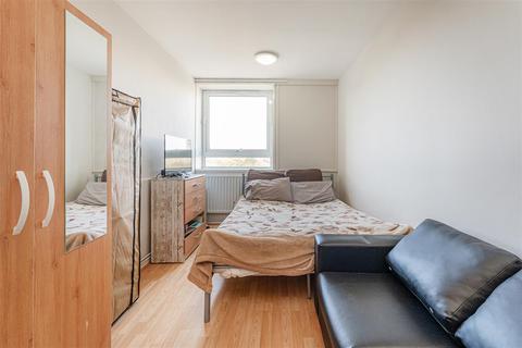 16 Knighthead Point, London, E14 8SR