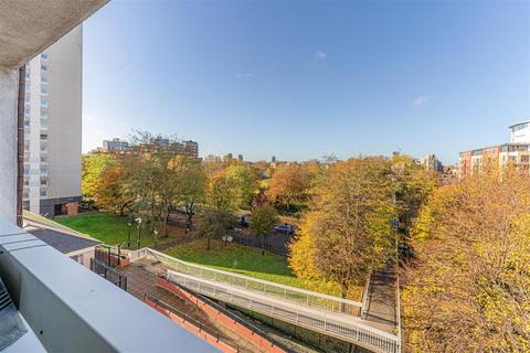 16 Knighthead Point, London, E14 8SR