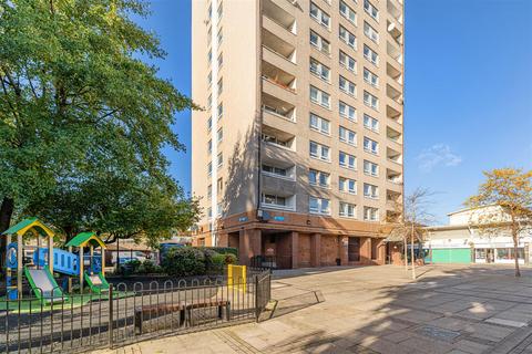 16 Knighthead Point, London, E14 8SR