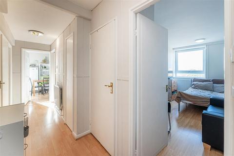 16 Knighthead Point, London, E14 8SR