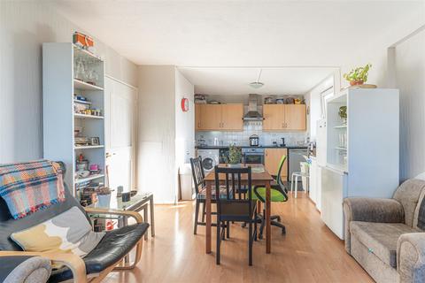 16 Knighthead Point, London, E14 8SR