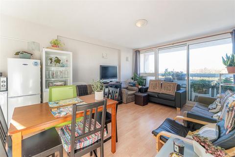 16 Knighthead Point, London, E14 8SR