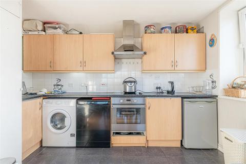 16 Knighthead Point, London, E14 8SR
