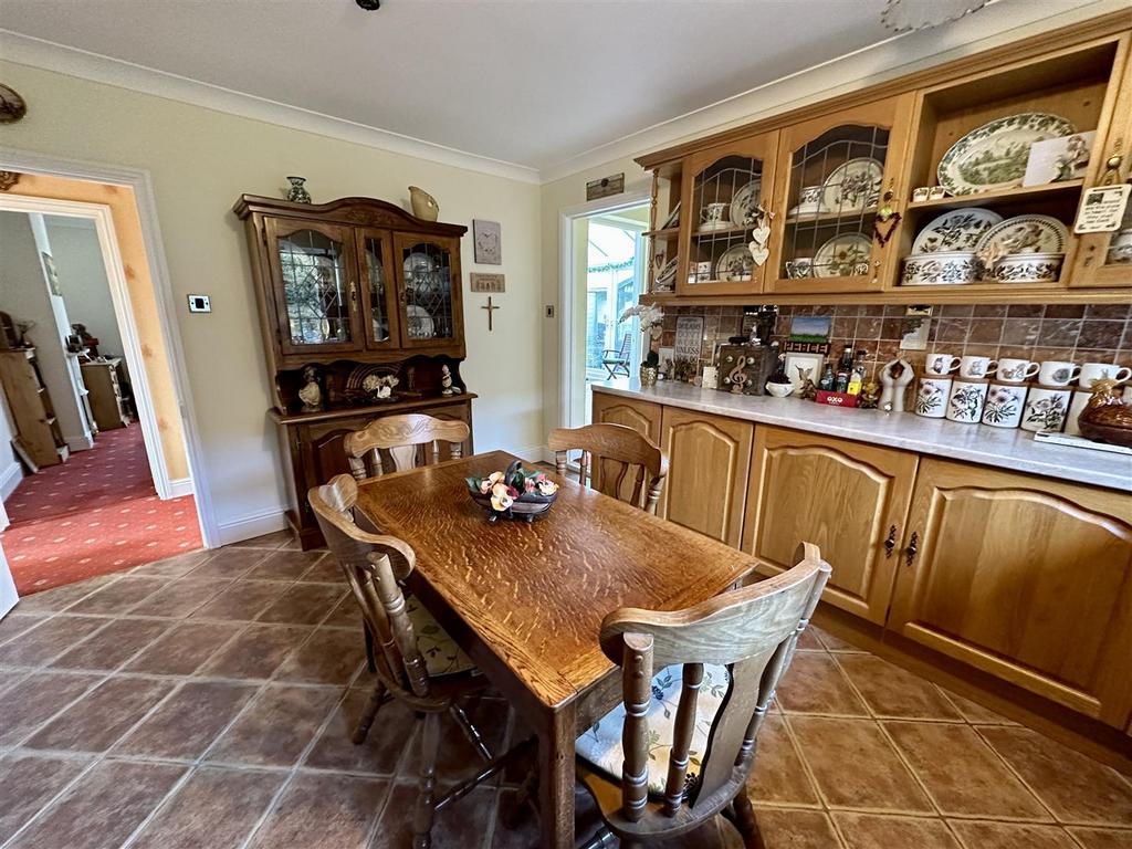 Kitchen breakfast room.JPEG