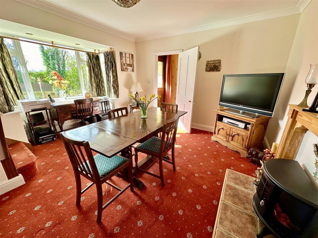 Dining room with front aspect.JPEG