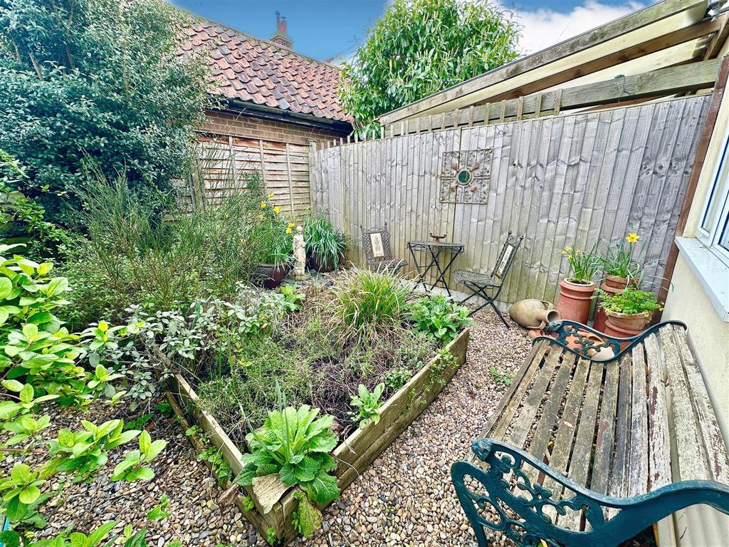 Garden to side.jpg