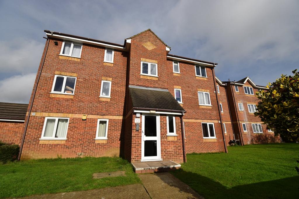 Lowestoft Drive, Slough, Berkshire, SL1 2 bed apartment for sale £240,000