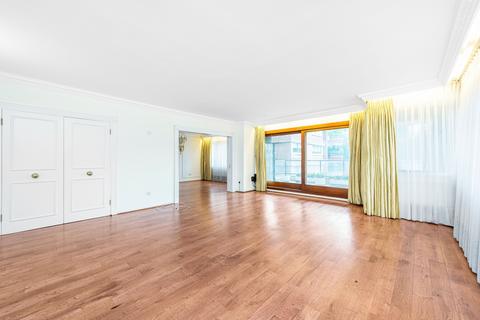 3 bedroom flat to rent, Avenue Road Regents Park NW8