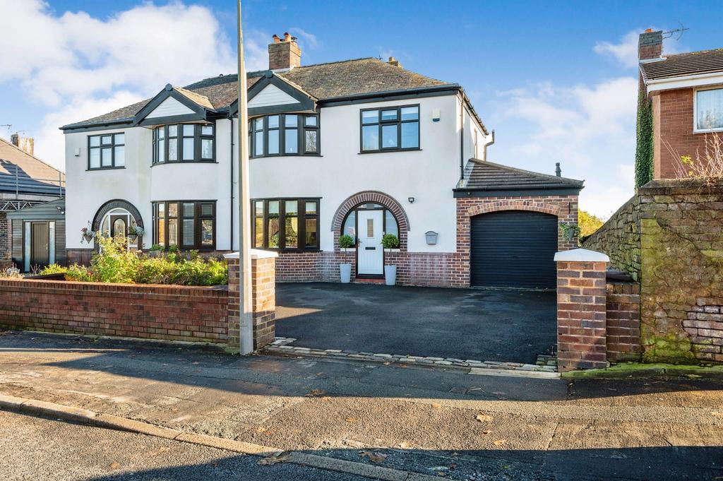 Moss Bank Road, Moss Bank, St Helens... 3 bed semidetached house £