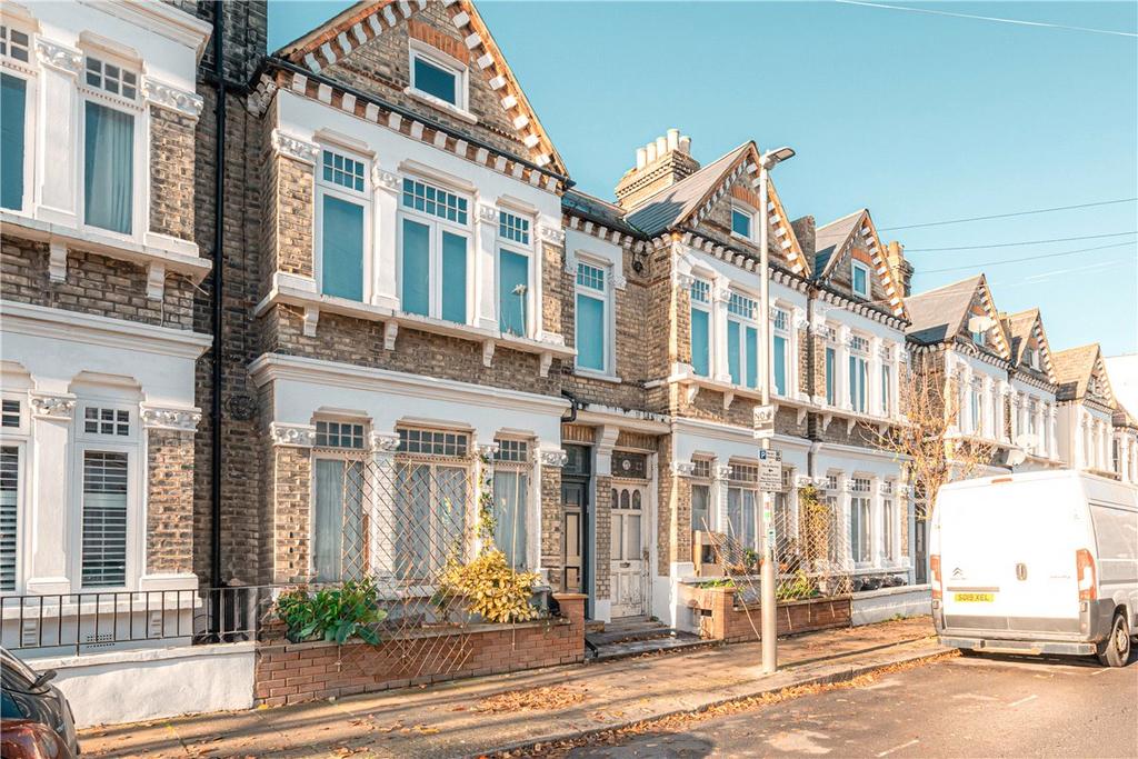 Thirsk Road, London, SW11 3 bed apartment £3,500 pcm (£808 pw)