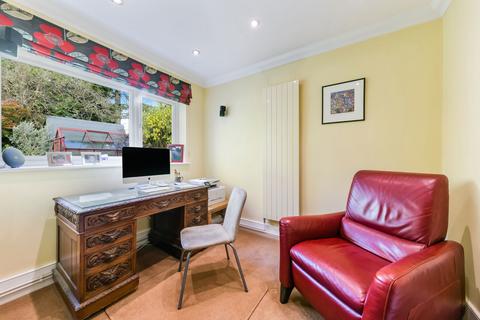 2 Broad Walk, Caterham, CR3 5EP