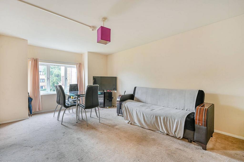 Popes Lane, Ealing, London, W5 2 bed flat for sale £300,000
