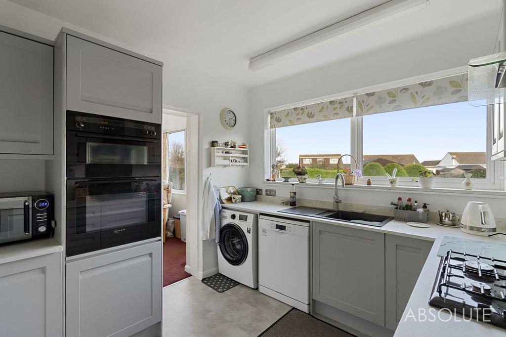 Kingsway Avenue, Paignton, TQ4 2 bed detached bungalow £360,000