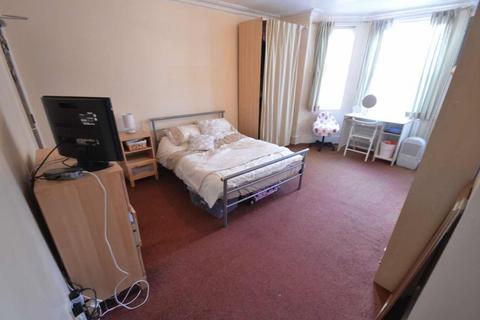 8 bedroom terraced house to rent, Consort Terrace, Leeds LS3