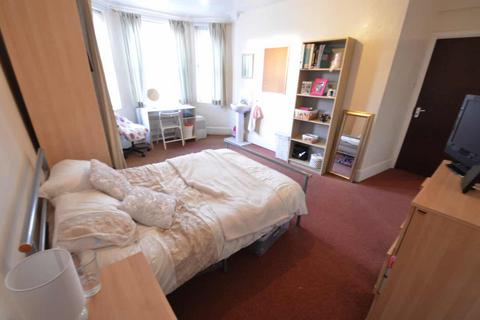8 bedroom terraced house to rent, Consort Terrace, Leeds LS3