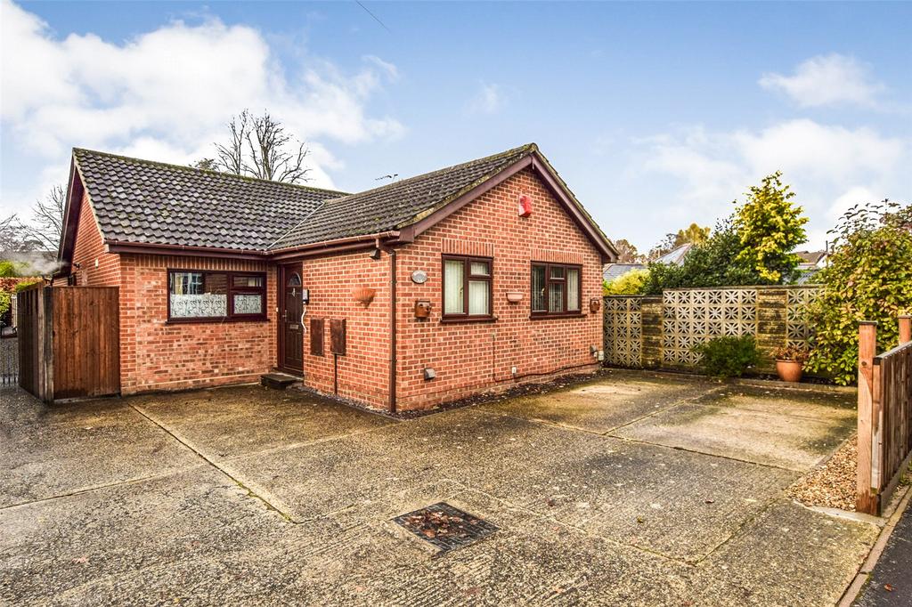 Farnborough, Hampshire GU14 3 bed bungalow for sale £550,000