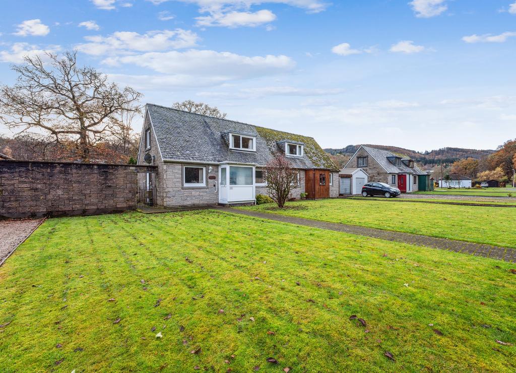 Tummel Crescent, Pitlochry, Perthshire, PH16 5DF 3 bed semidetached