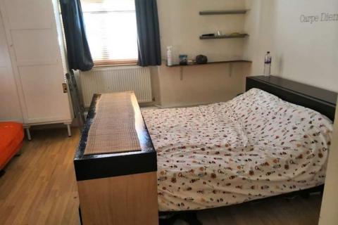 3 bedroom maisonette to rent, parkway, London NW1