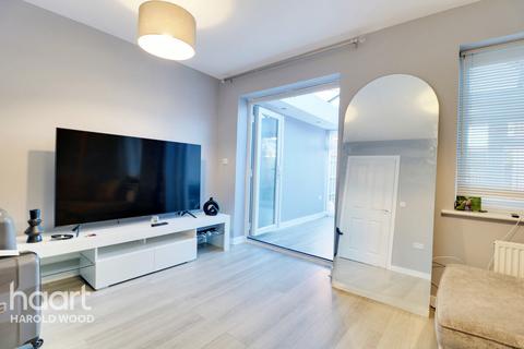 3 Dock Walk, Romford, RM3 7GR