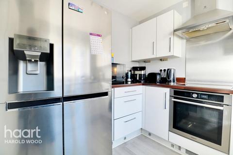 3 Dock Walk, Romford, RM3 7GR