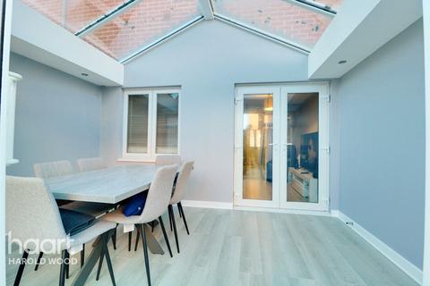 3 Dock Walk, Romford, RM3 7GR