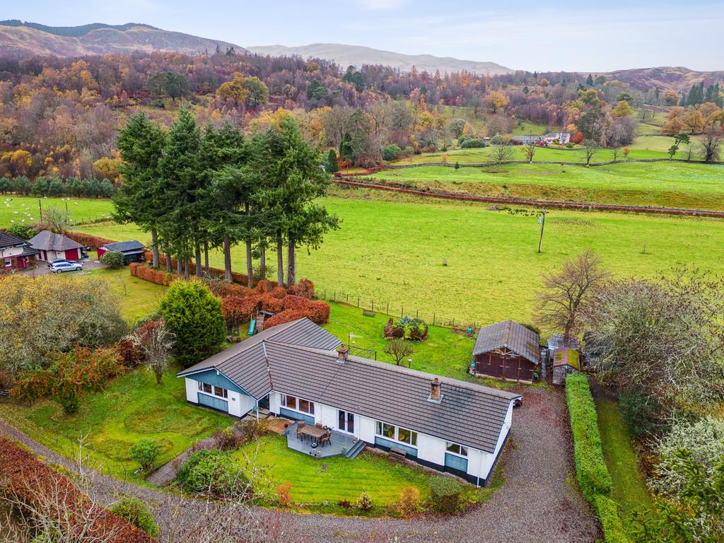 Kilmahog, Callander, Stirlingshire, FK17 8HD 5 bed detached bungalow