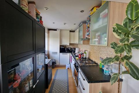 2 bedroom flat for sale, Renters Avenue, NW4