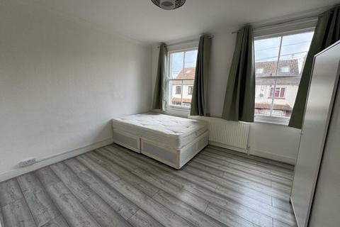 4 bedroom terraced house to rent - Alexandra Road, London, N15
