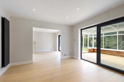 3 Howe Drive, Beaconsfield, HP9 2BG