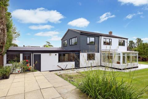 3 Howe Drive, Beaconsfield, HP9 2BG