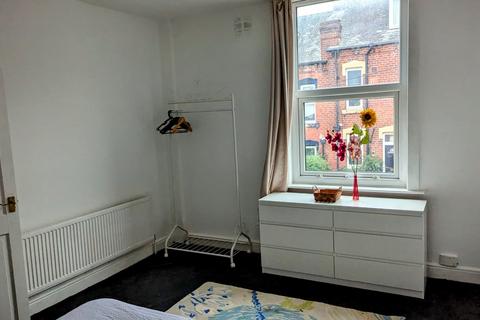 2 bedroom terraced house to rent, Pennington Grove, Leeds, LS6