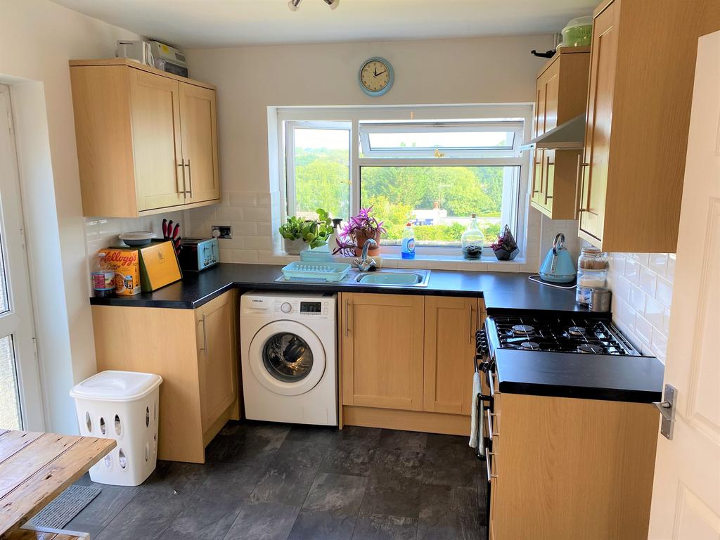 College Glade, Caerleon, Newport 3 bed semidetached house £1,000 pcm (£231 pw)