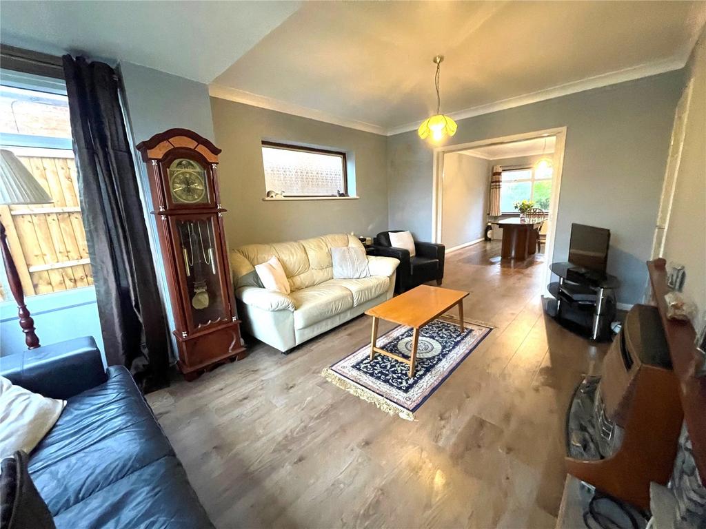 Leslie Road, Rayleigh, Essex, SS6 4 bed detached house for sale £475,000