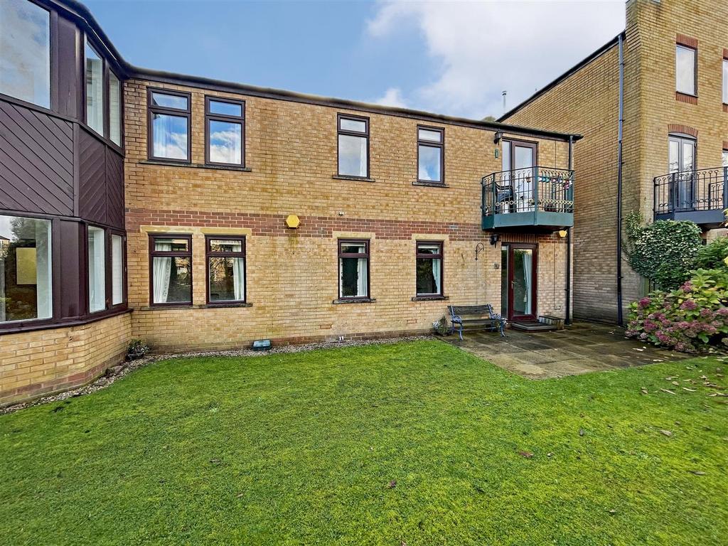 Welland Mews, Stamford 2 bed flat for sale £245,000