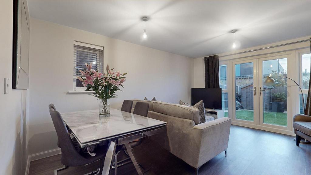 X Um YBt-QS0a QOX9l RVu-j A.jpg