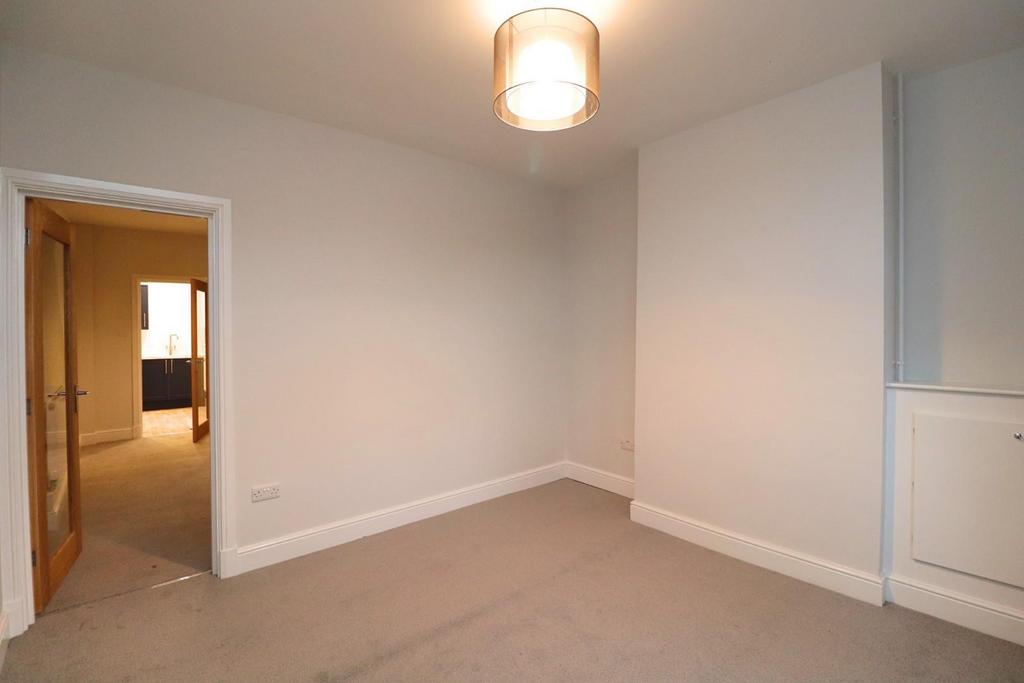Hughenden Drive, Leicester 2 bed terraced house to rent £995 pcm (£