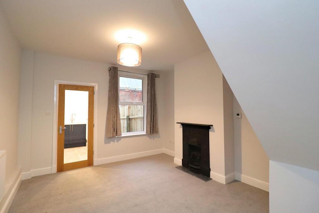 Hughenden Drive, Leicester 2 bed terraced house to rent £995 pcm (£