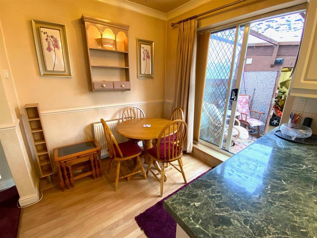 Sunny bank avenue 10 dining area.jpg