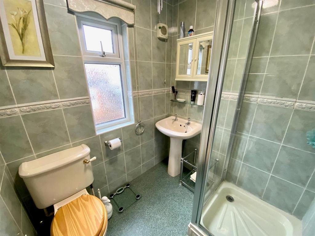 Sunny bank avenue 10 shower.jpg