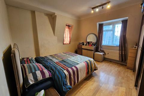 2 bedroom flat for sale, Moore Crescent, Dagenham, RM9