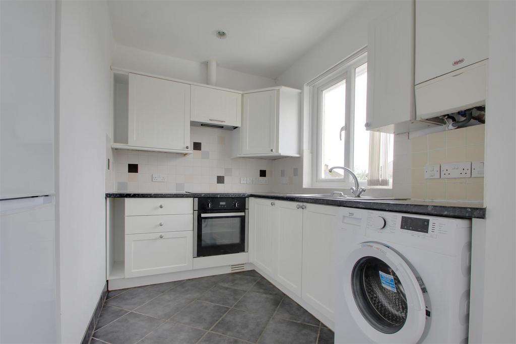 Loxwood Avenue, Worthing 2 bed flat £1,150 pcm (£265 pw)