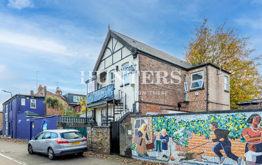Leopold Road, London, NW10 2 bed flat £2,000 pcm (£462 pw)