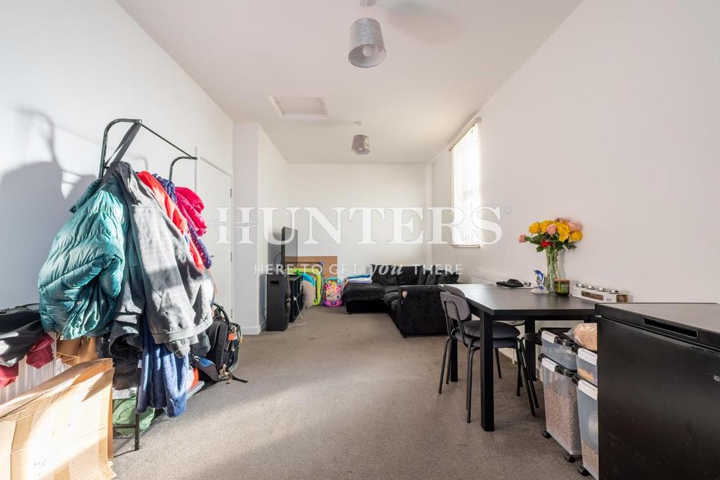 Leopold Road, London, NW10 2 bed flat £2,000 pcm (£462 pw)