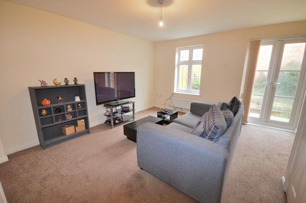 Lake View, Pontefract, WF8 3 bed terraced house to rent £850 pcm (£